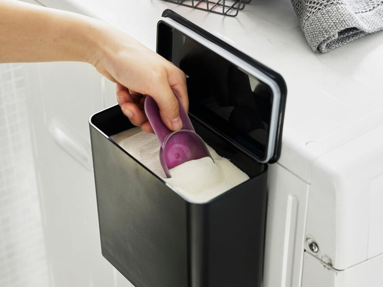 Yamazakiのタワーマグネット洗剤ボールストッカーを壁に設置