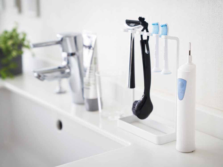 towerの5連歯ブラシスタンドと複数の歯ブラシ