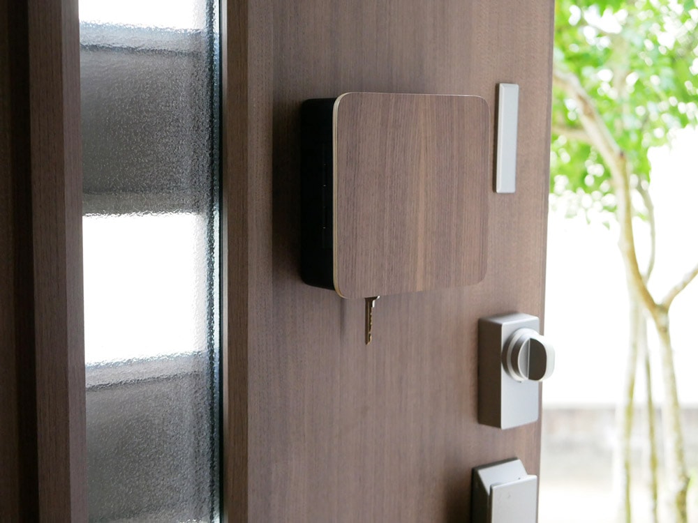 マグネット式2段キーフックが扉に取り付けられている様子