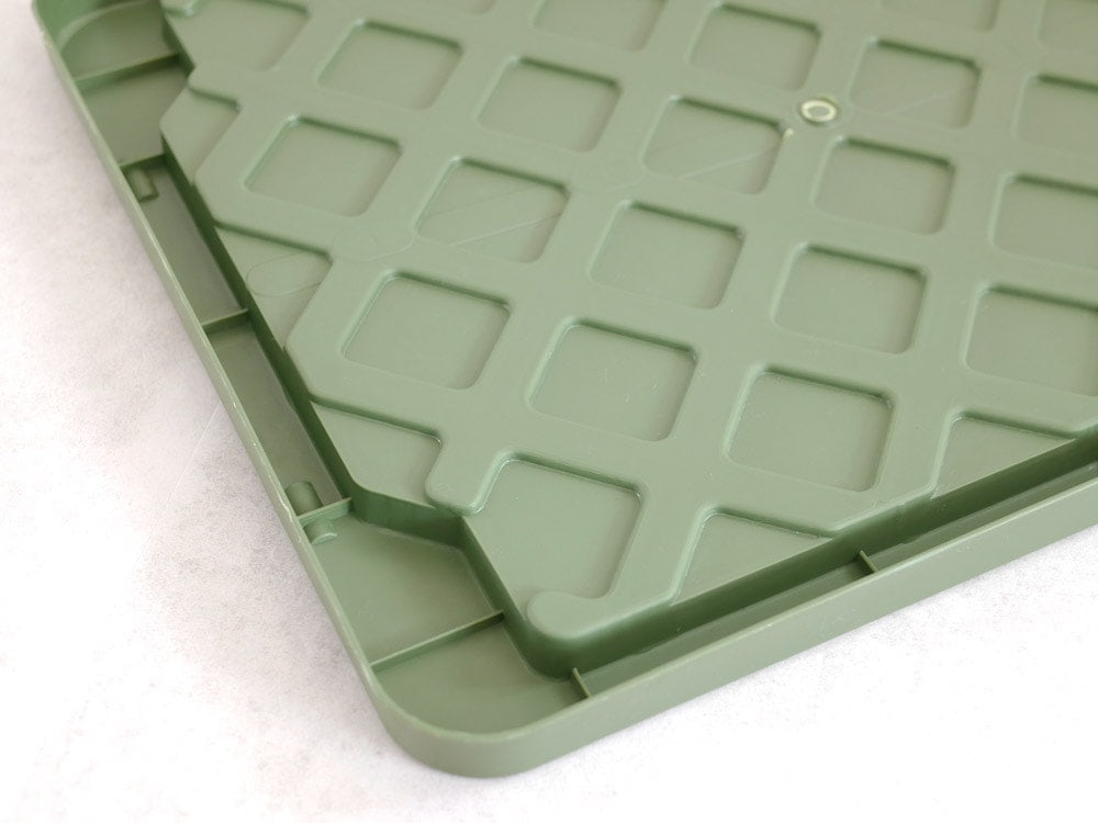 プラスチック製リッドがまな板の上に置かれている