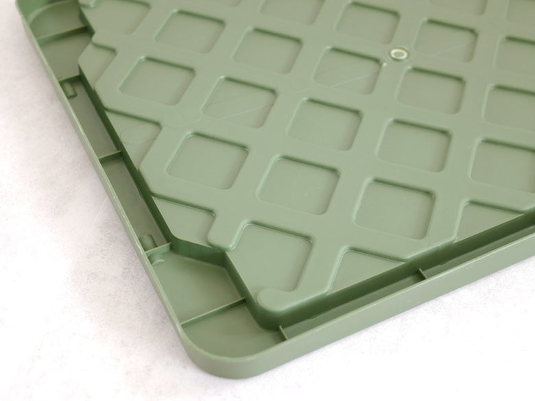 プラスチック製リッドがまな板の上に置かれている