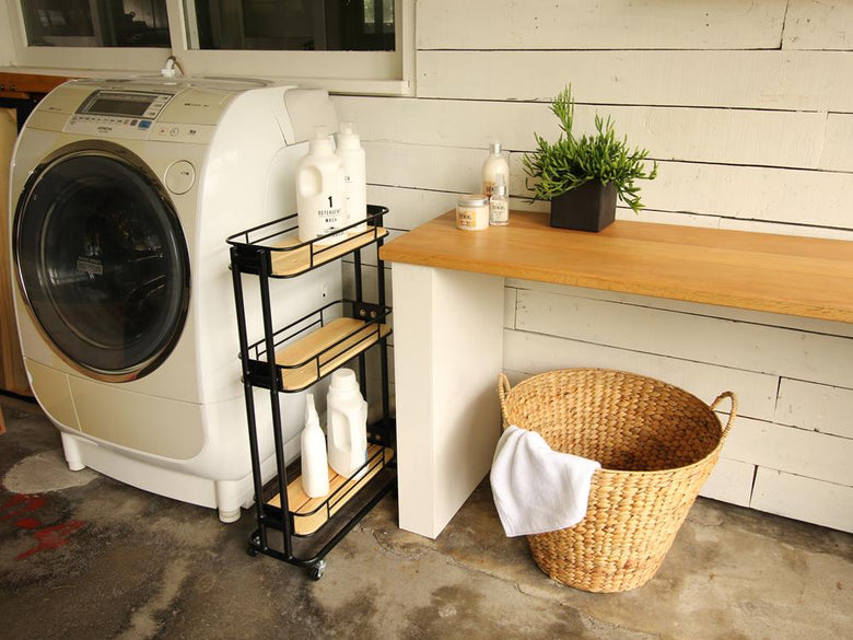 スチールと木製のスリムワゴンがキッチンに配置