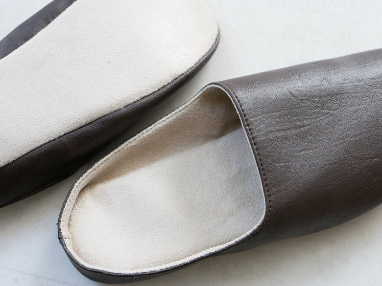 サラサデザイン製の白、黒、グレーのバレエフラットルームシューズ