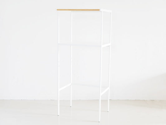 YAMAZAKI/towerブランドのゴミ箱上に設置するスチール製ラック、天然木ハンガーバー付き、高さ130cmの収納ラック