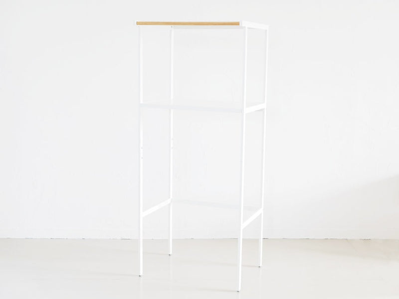 YAMAZAKI/towerブランドのゴミ箱上に設置するスチール製ラック、天然木ハンガーバー付き、高さ130cmの収納ラック