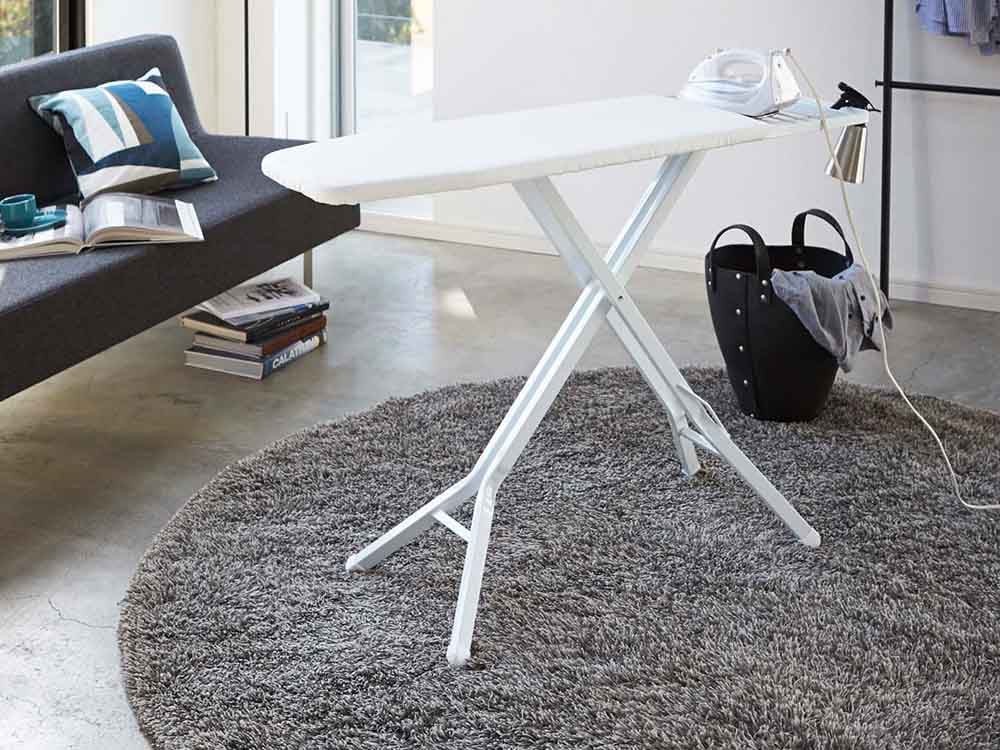 タワートスカ製スタンド式アイロン台と観葉植物が配置された家庭用ハードウェアの画像