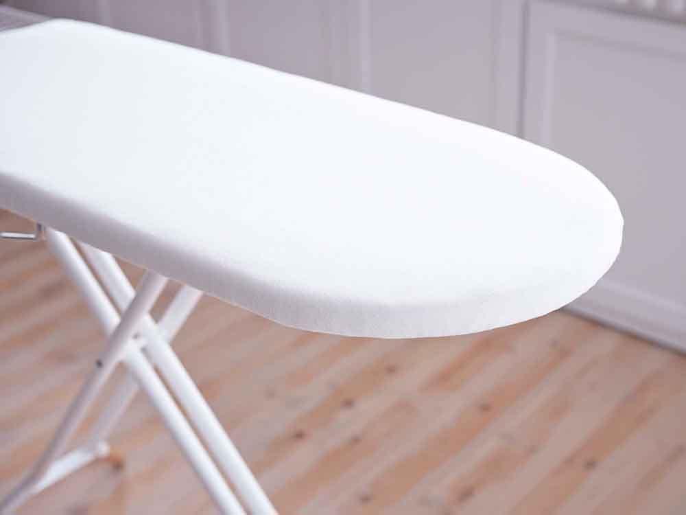 YAMAZAKI/toscaのスタンド式アイロン台「tower/トスカ」と衣類用アイロンが並べられた画像