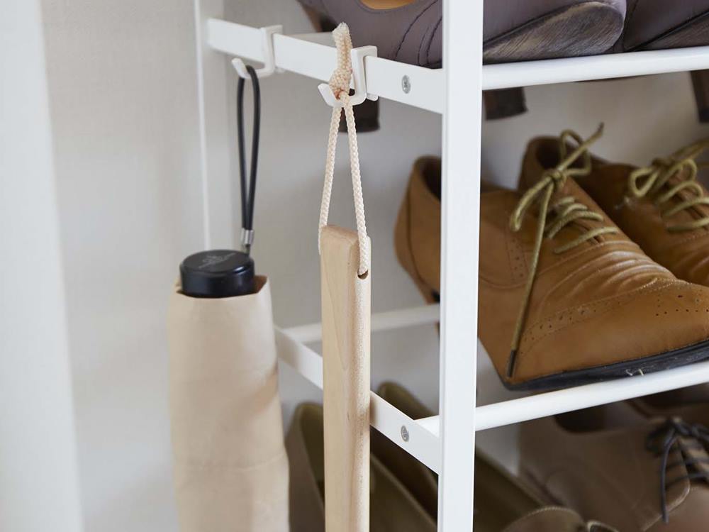 YAMAZAKI/towerブランドの天板付きスチールシューズラック、幅66cm×高さ87cmの3段収納棚