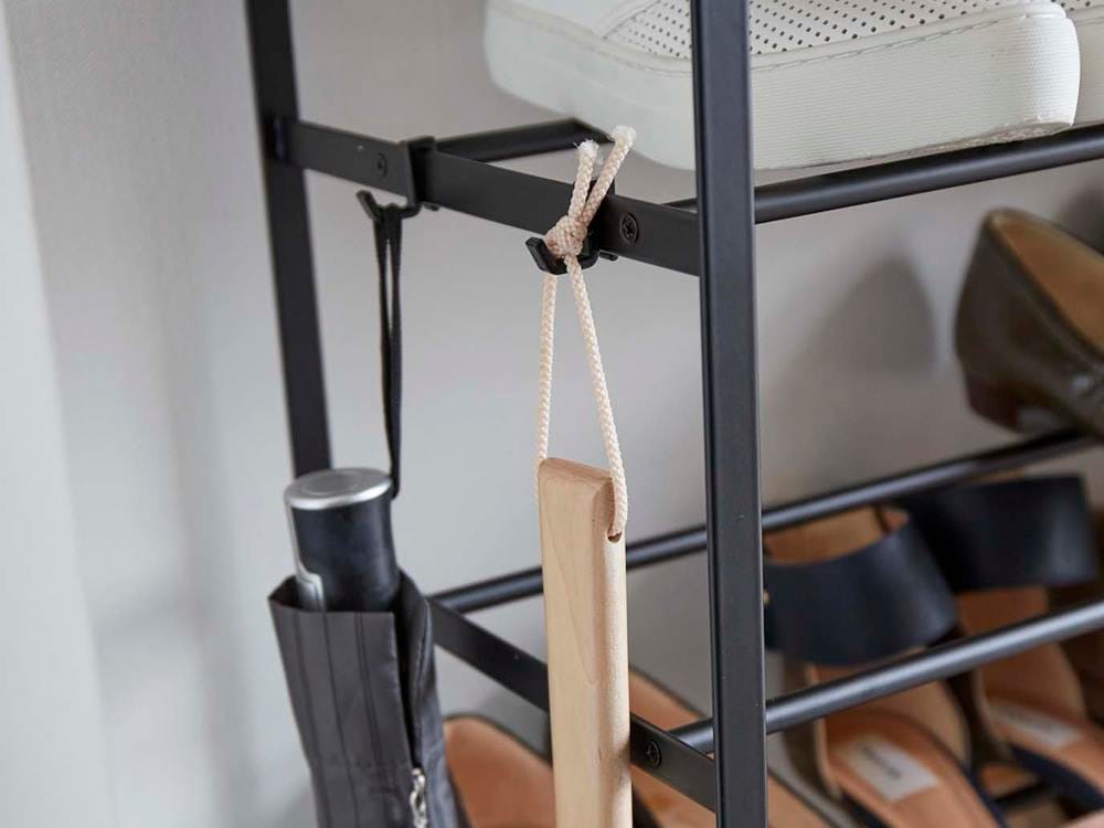 YAMAZAKIタワー製の天板付きスチールシューズラック、金属棚と木製天板を備えた靴収納家具