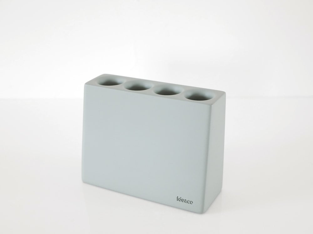 イデアコ slim2 アンブレラスタンドが木の床に置かれている