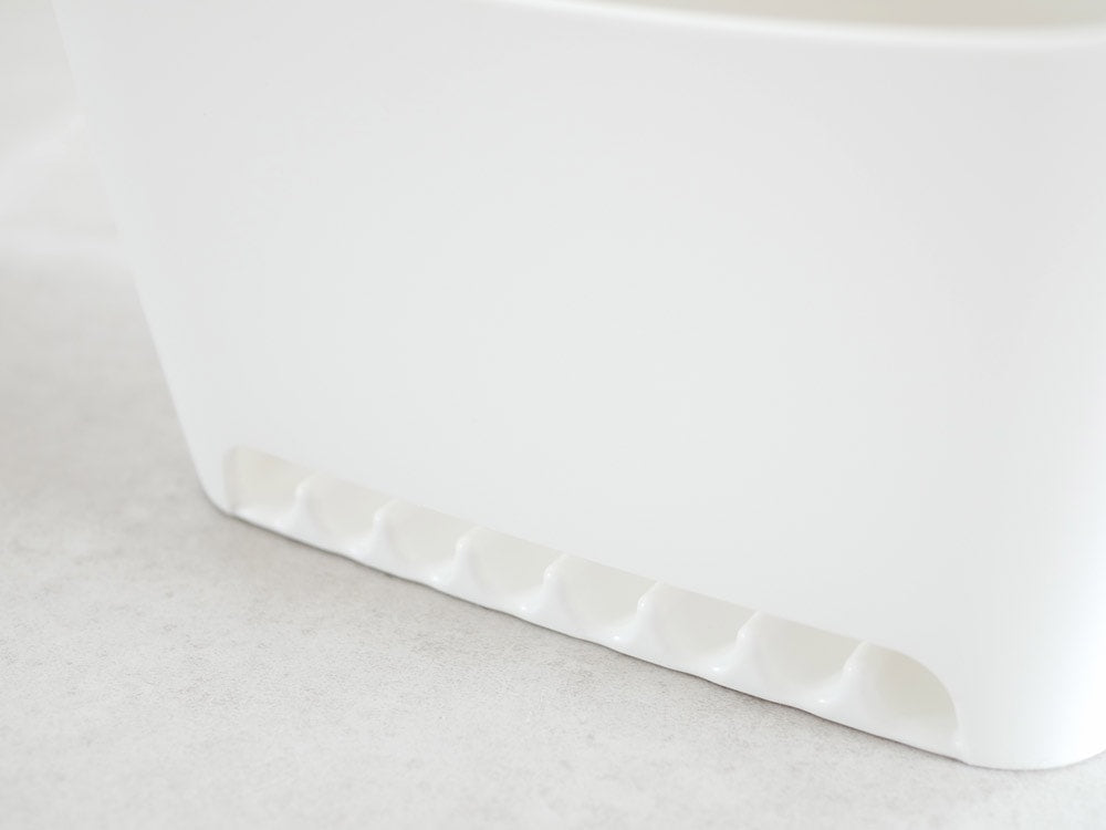 バスタブに設置されたマーナのプラスチックタオルバスケット