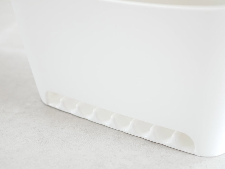 バスタブに設置されたマーナのプラスチックタオルバスケット