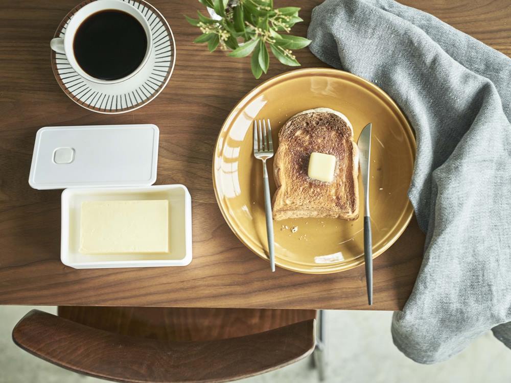 タワーのバルブ付き密封バターケースと食卓