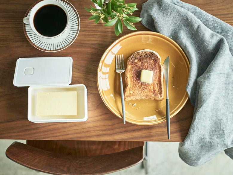 タワーのバルブ付き密封バターケースと食卓