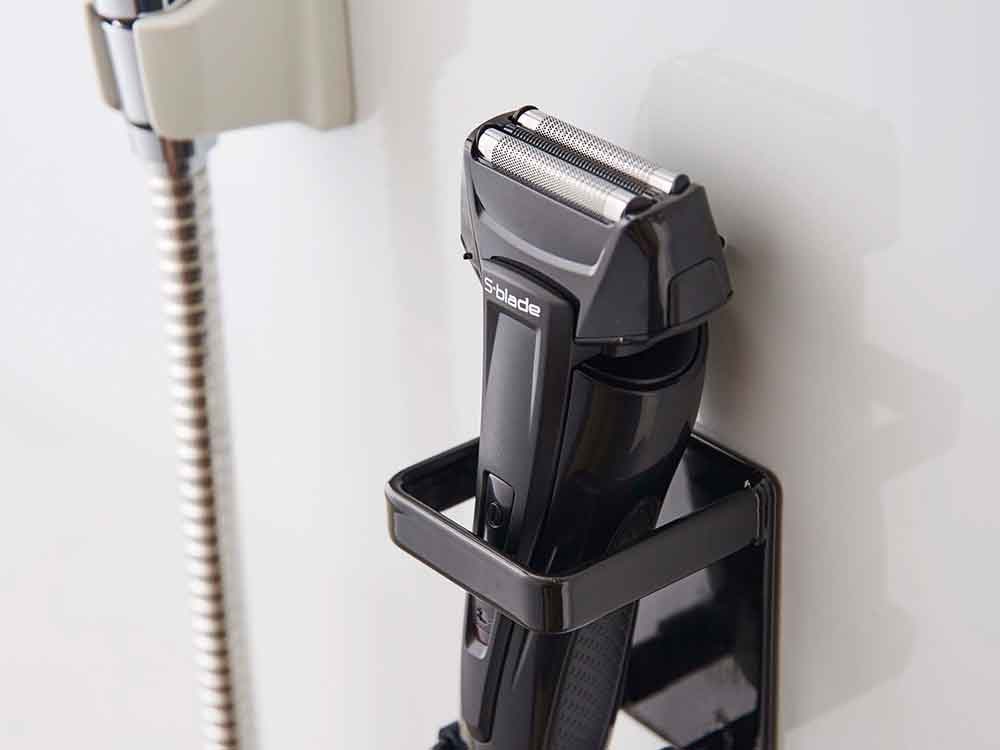 マグネットで壁に取り付けられた電動シェーバーホルダー