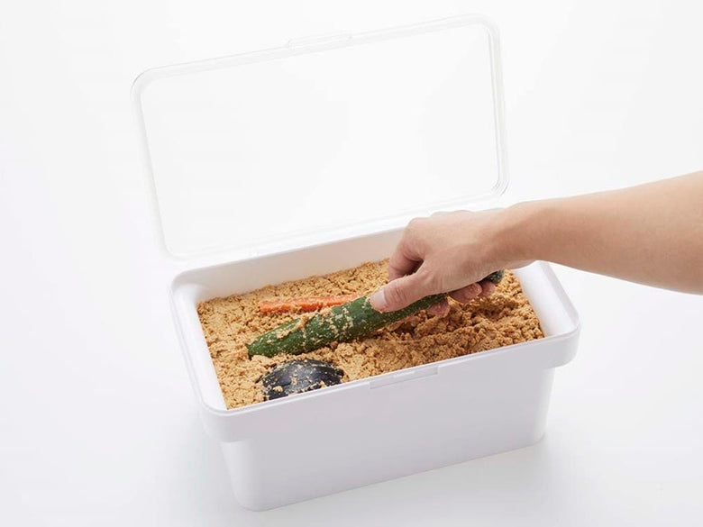 タワーブランドの密閉ぬか漬けケースと水取り器