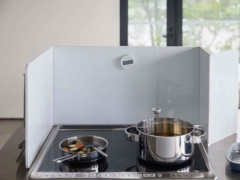 シンク上に設置された銀色のタワー伸縮レンジガード