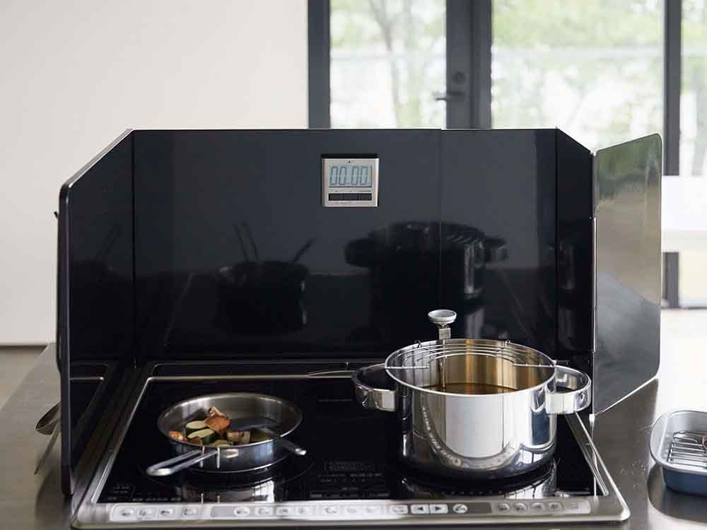 ガスコンロ上に設置された伸縮レンジガード