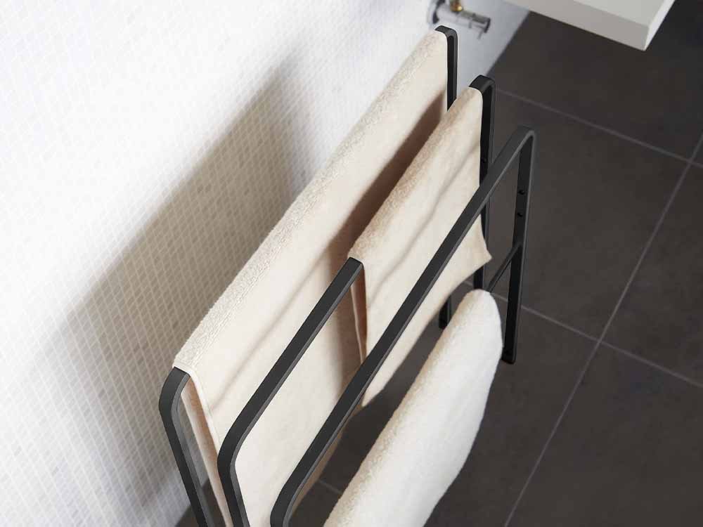 浴室に設置されたタワーの3連バスタオルハンガー