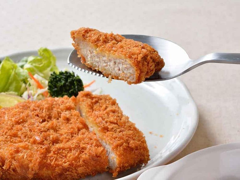 パン粉をまぶした揚げた豚カツの写真