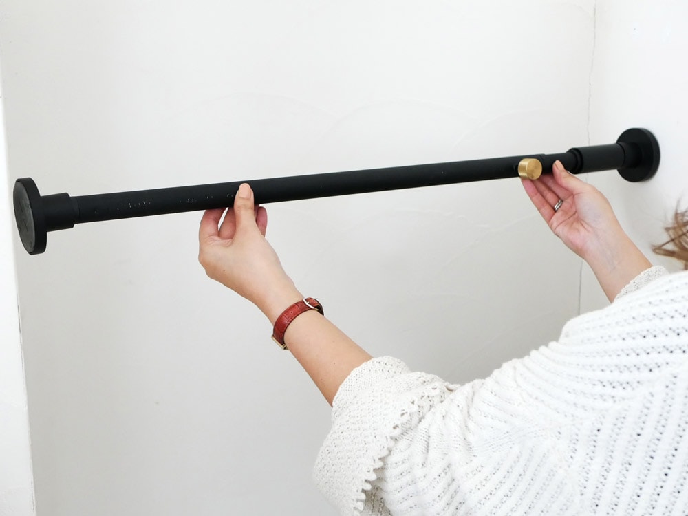 ドローアラインのテンションロッドとシェードが設置されたパイプ