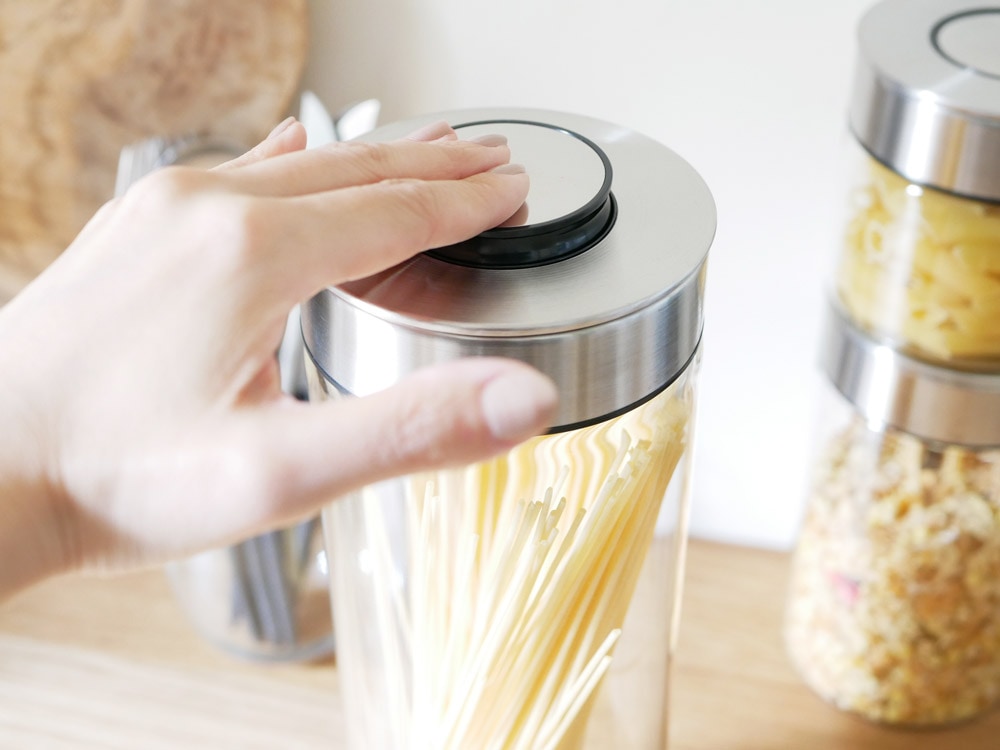 ダルトンのプレスリッド付きシリンダージャーとキューブジャー