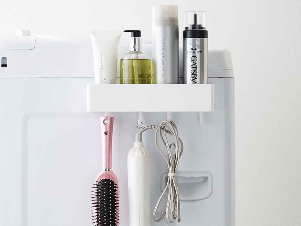 YAMAZAKIタワーのマグネットストレージラックとバス用品の配置