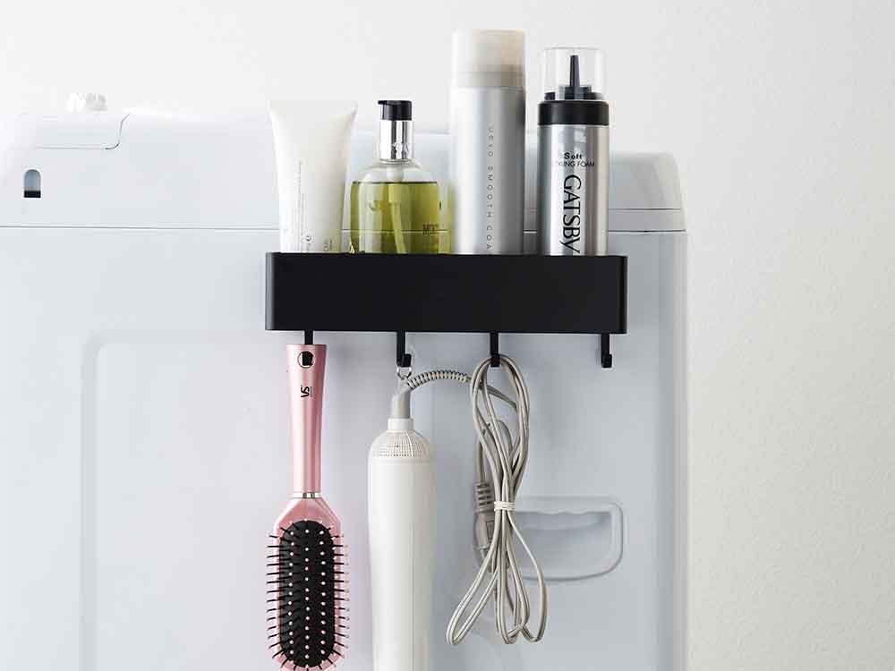 YAMAZAKI/tower マグネットストレージラックとタオルが配置された浴室