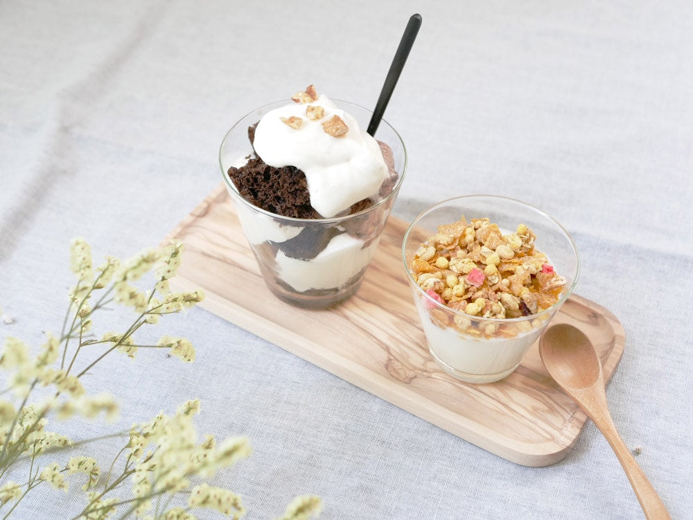 ホーンプリーズのリューズガラス製ティーグラスとデザートがテーブルに配置された画像