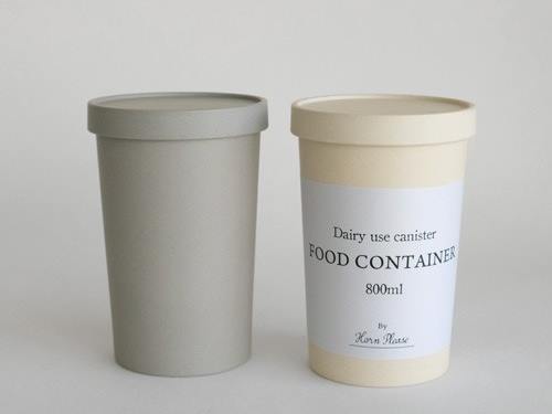 Horn Please/ホーンプリーズのECOキャニスター、蓋付きプラスチック製シリンダー容器。アイボリー色でラベルが貼られています。