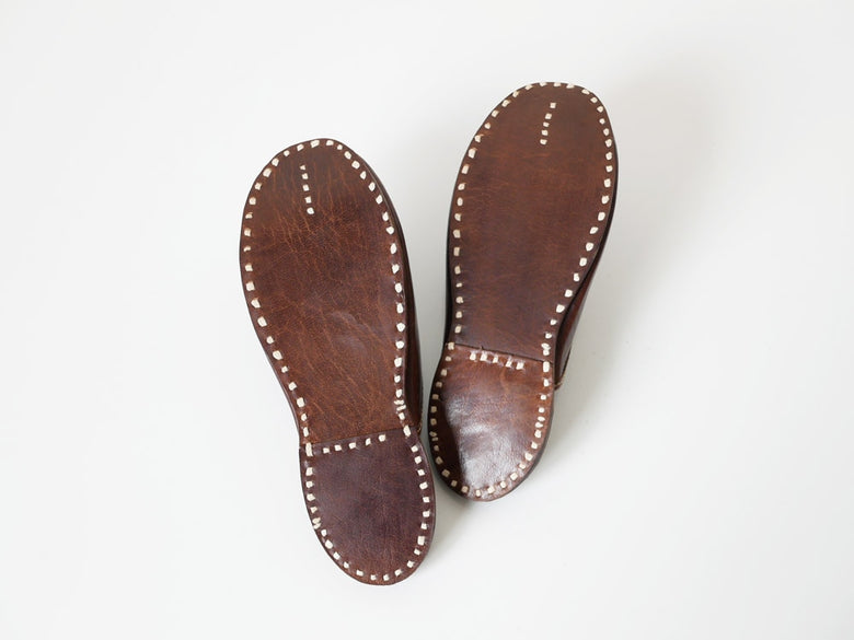 ホーンプリーズの茶色レザーリネンステッチスリッパ、合成ゴムソール搭載