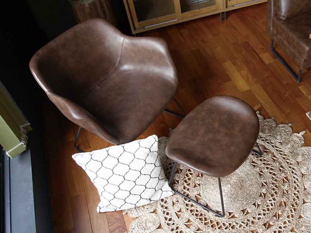 ブラウンのアデペシュラウンジチェアがリビングに置かれている