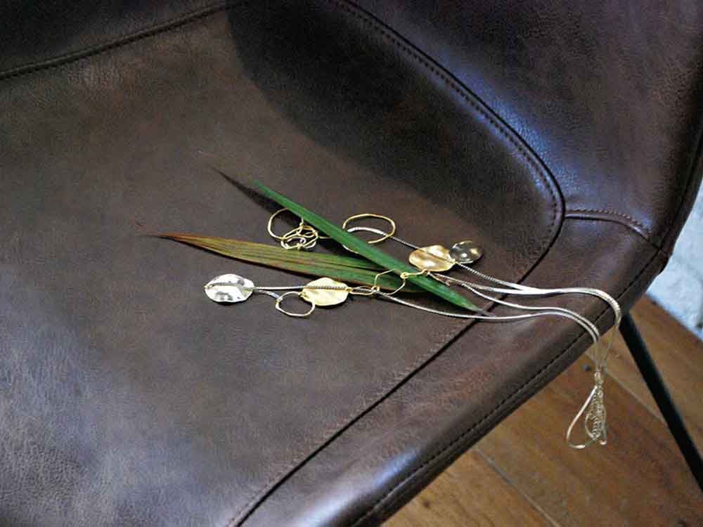 ライトブラウンのレザーとブラスのウィングチェア