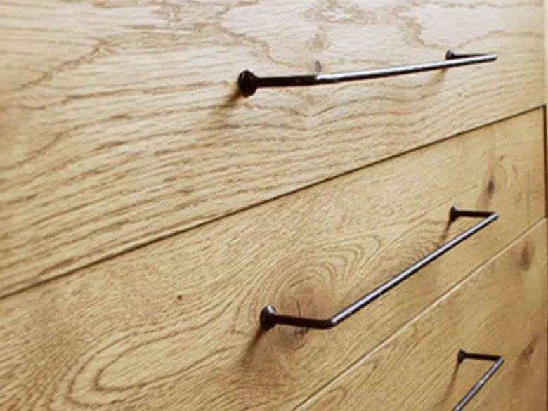 オーク突板を使用した4ドロワーの木製チェスト