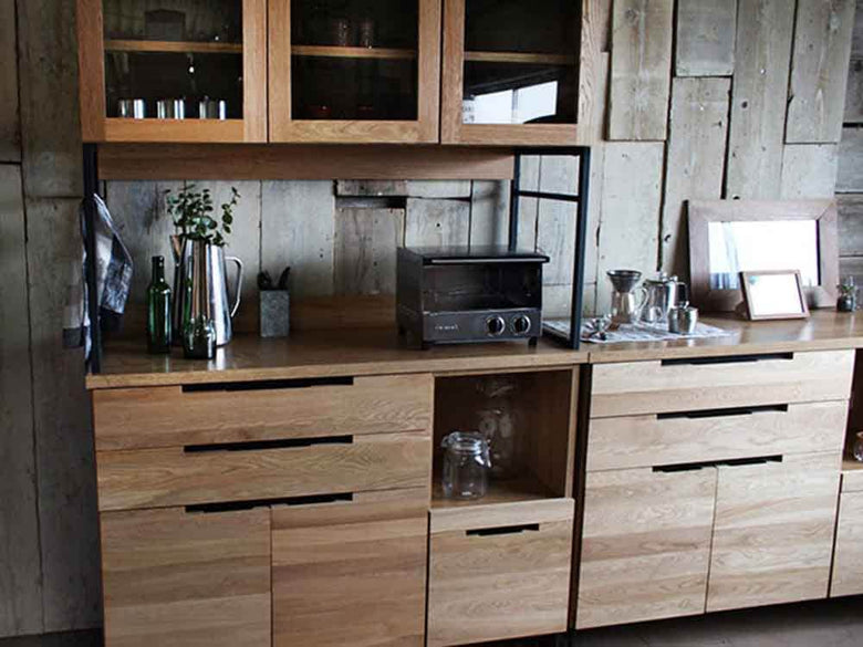 アデペシュのオーク無垢キッチンボードとスチール取手