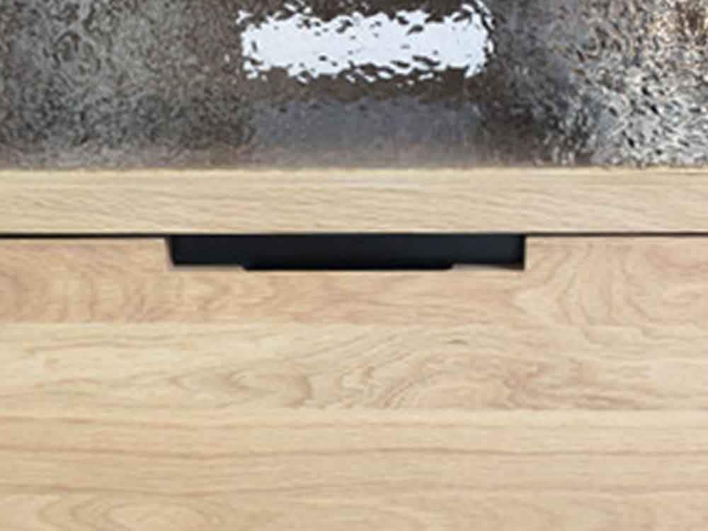 オーク材の引き出し付きテレビボード