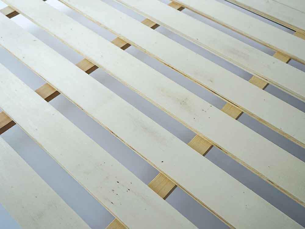 木材とスチールのデザインベッドフレームと寝具