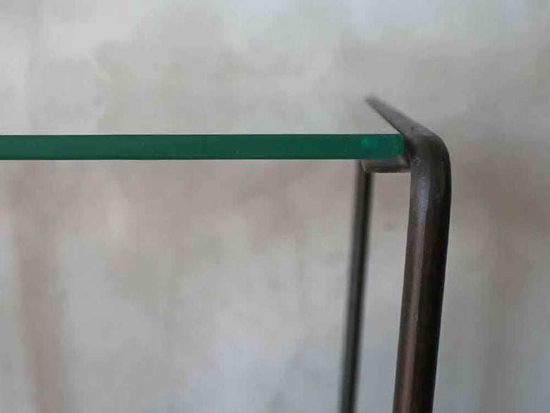 アデペシュのスチールフレームとガラス天板のセンターテーブル