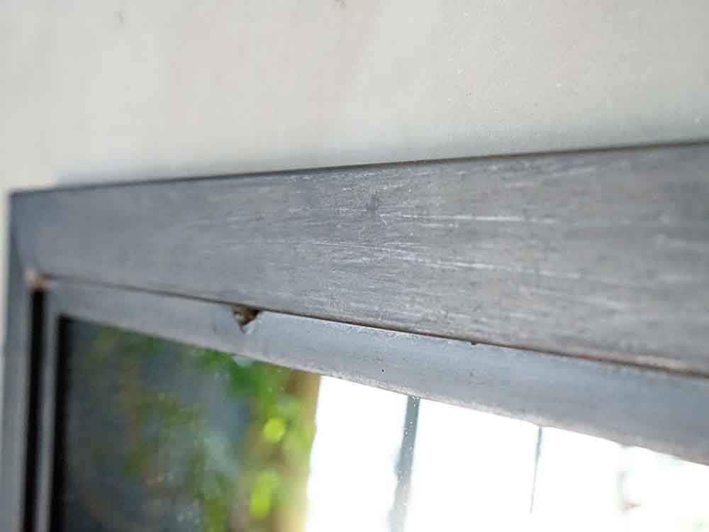 グレーとシルバーの木製ミラー