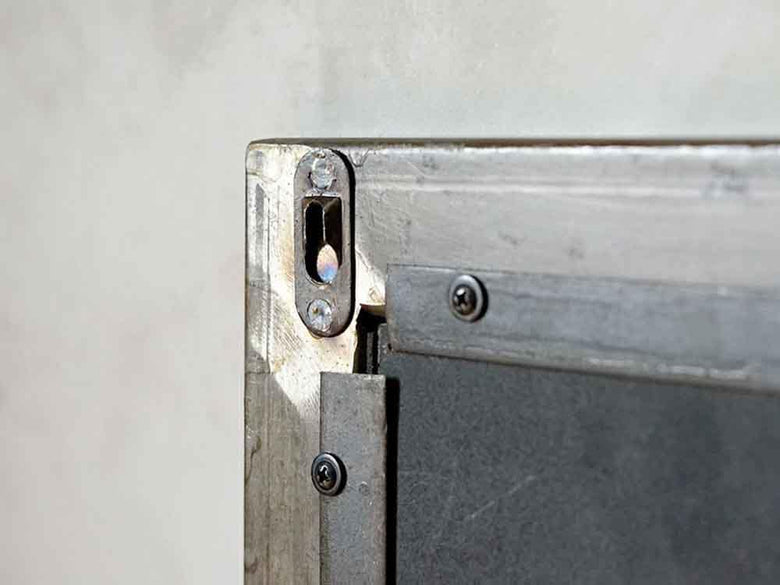 灰色のスチールミラー