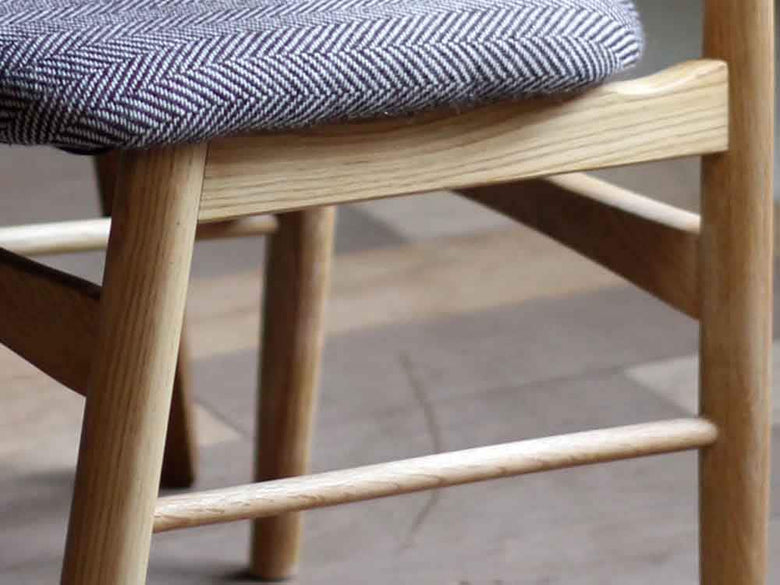 ヘリンボーンチャコールグレイのSORMダイニングチェア