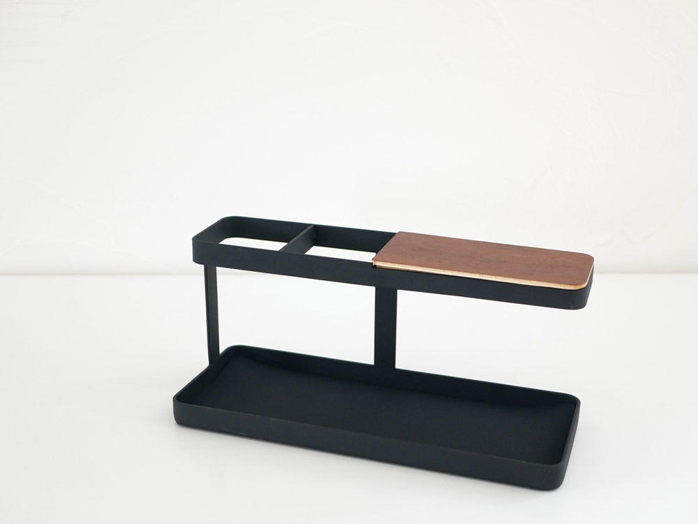 YAMAZAKI/towerブランドのタワーデスクバー。スチールと天然木を使用し、幅約24.5cm、高さ11.3cmのデスク整理用アクセサリー