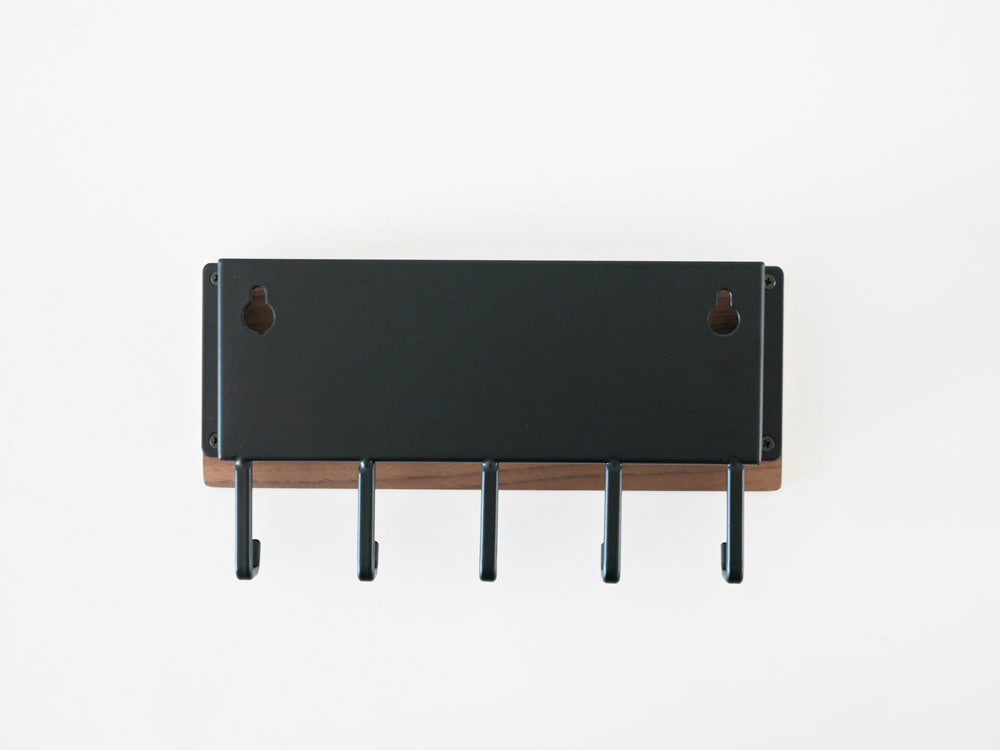 YAMAZAKI/RINのホルダー付きマグネットキーフック。天然木積層合板とスチール素材を使用し、壁に取り付け可能でマグネットが付属しています。