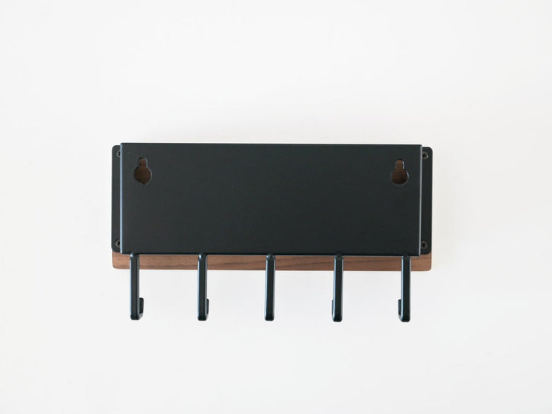 YAMAZAKI/RINのホルダー付きマグネットキーフック。天然木積層合板とスチール素材を使用し、壁に取り付け可能でマグネットが付属しています。