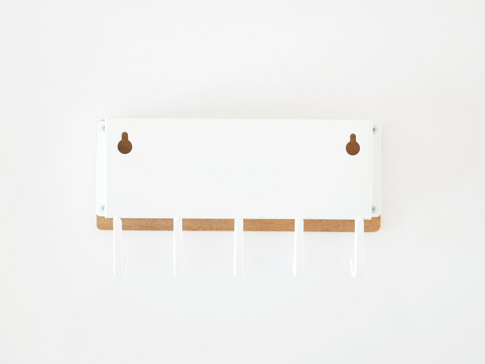 YAMAZAKI製ホルダー付きマグネットキーフック、天然木とスチールで作られた壁掛けタイプの鍵掛け具