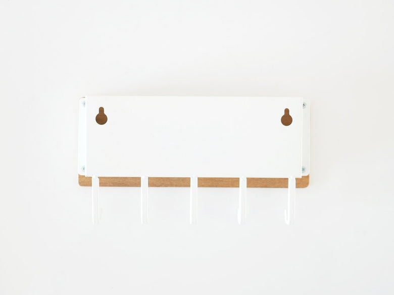 YAMAZAKI製ホルダー付きマグネットキーフック、天然木とスチールで作られた壁掛けタイプの鍵掛け具