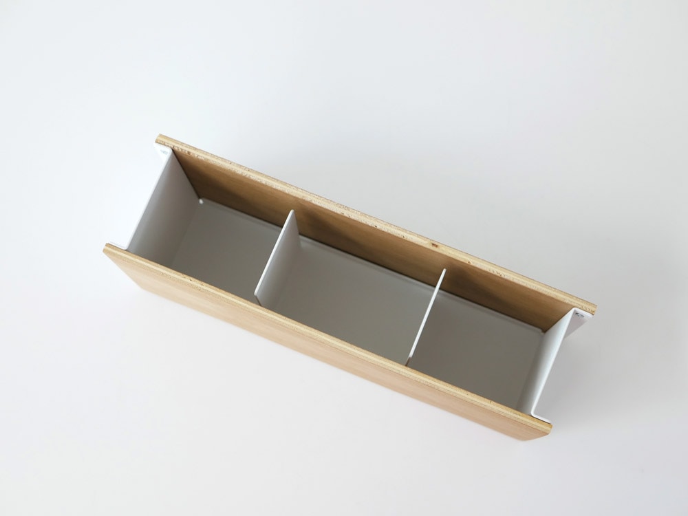 YAMAZAKI/RINのペン＆リモコンラック、天然木積層合板とスチール製のオフィス用多段収納棚