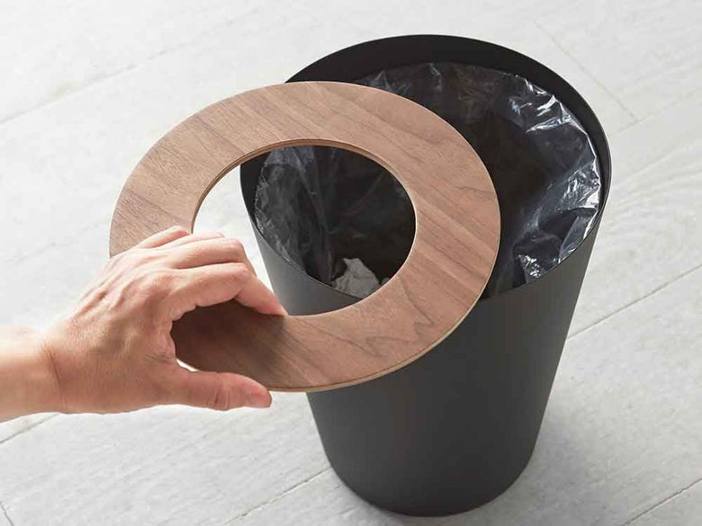 ブラウン色の木製シリンダートラッシュカン