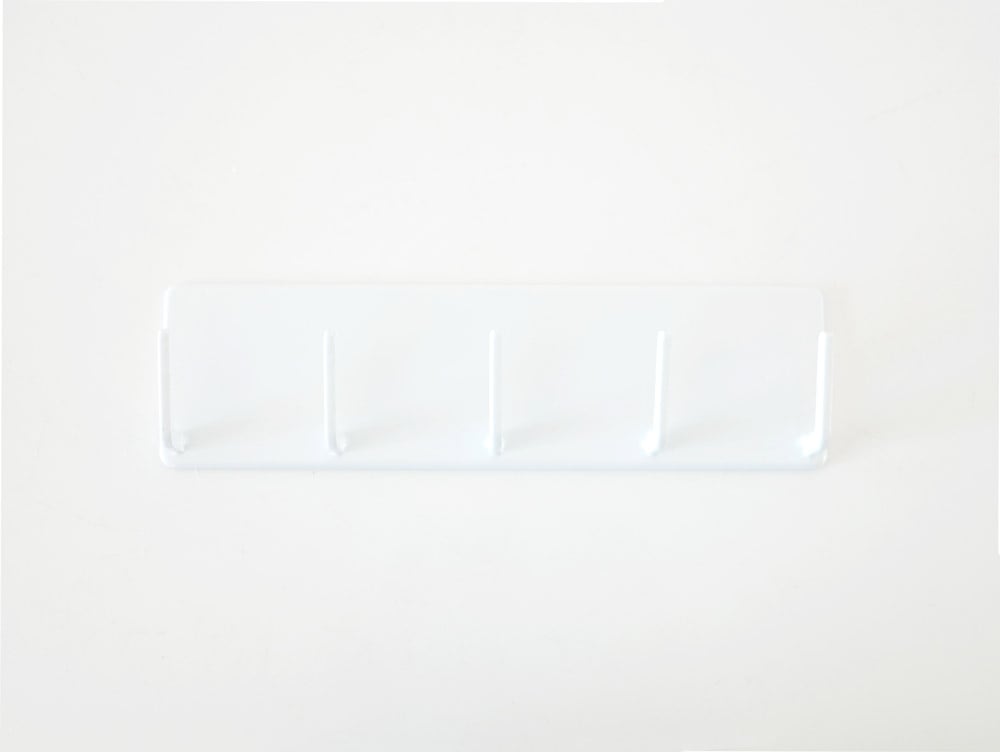 YAMAZAKIタワーのマグネットバスルームフック。スチール製で磁石とシリコーン滑り止めが付いており、浴室の平らな壁面に取り付け可能なデザイン