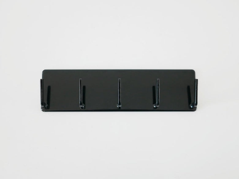 YAMAZAKI/tower製マグネットバスルームフックが浴室の平らな壁面に磁力でしっかりと取り付けられている様子